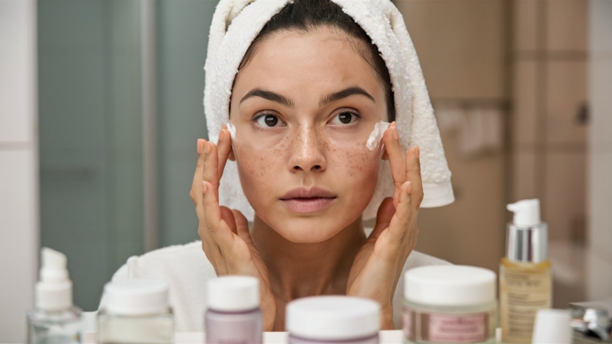 This is an image for topic How to reduce dark spots on the face? Tips to prevent dark spots